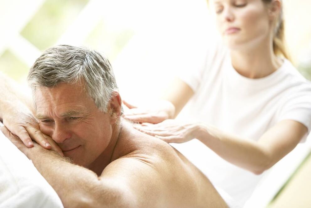 背部按摩可以改善健康并增强男性的能力